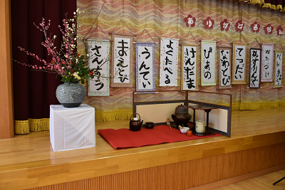 茶道具や活けられた花が置かれたステージの写真