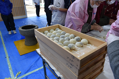 餡を包んだ餅がトレーに並べて置かれている写真