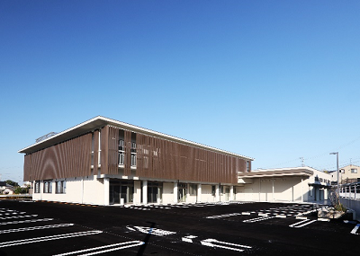 上部が茶色、下部が白色でツートンカラーになっている陸屋根の建物の写真