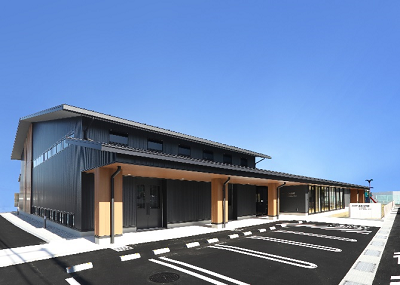 庇のついた切妻屋根の建物の写真