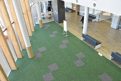 緑色の絨毯が敷かれた室内の写真