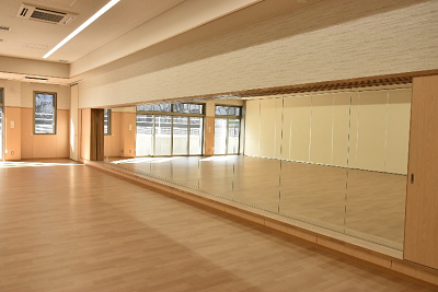 全身鏡のついたフローリングの室内の写真