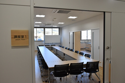 長机がロの字型に置かれた室内の写真