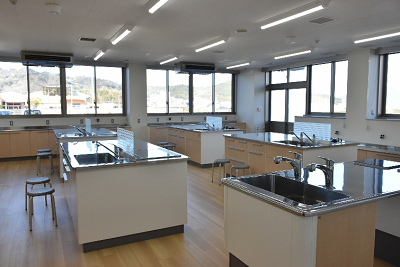 調理台が5台並んだ室内の写真