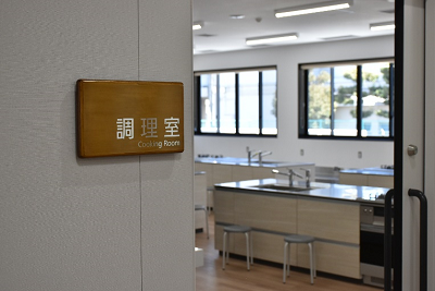 扉の横の壁に「調理室」と書かれている部屋の写真