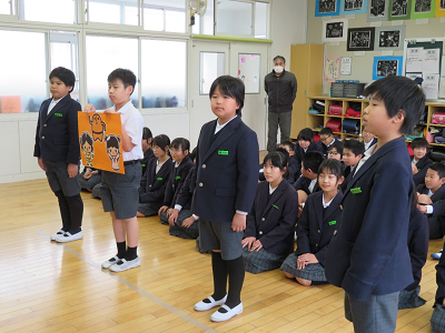 児童4人が並んで立っている写真