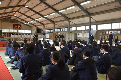 ホールの畳に座る生徒達の写真