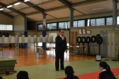 マイクを持って話す男性の写真