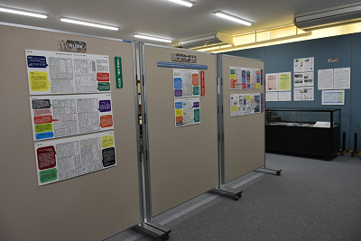 資料が貼られた衝立が3つ並んでいる写真