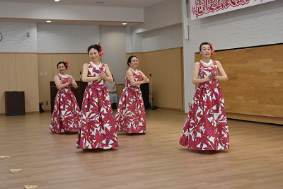 花柄の衣装を着てフラダンスを踊る4人の女性の写真