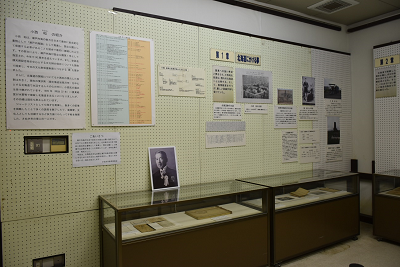 壁に文章や画像が貼られた展示の写真