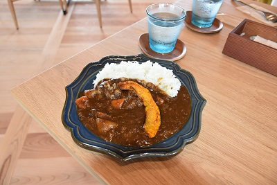 野菜入りのカレーの写真