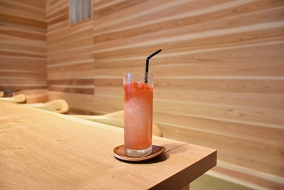 ストローの刺さったピンクの飲み物の写真