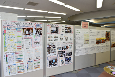 手書きの記事が貼られた展示パネルの写真