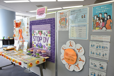 ポスターや飾りが貼られた展示パネルの写真