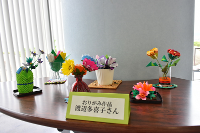 折り紙で作られた花が展示されている写真