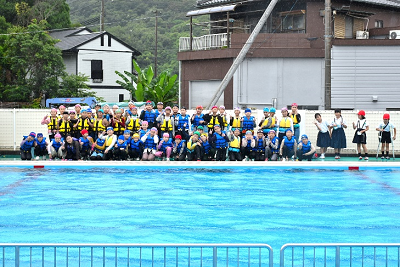 児童たちがプールサイドに並んでいる写真