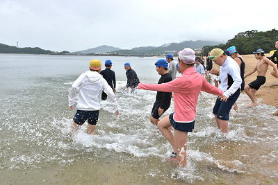 海に走っていく児童達の写真