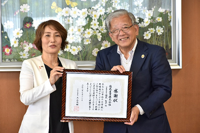 感謝状を男女2人で持っている写真