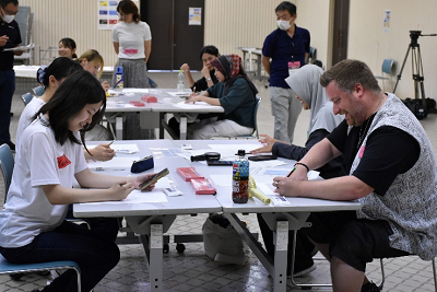 4人グループが話しながら紙に書き込んでいる写真