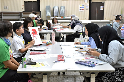 グループで描いた作品を見せて話している写真