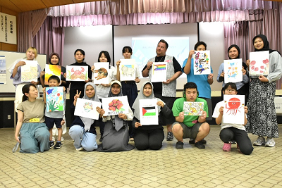 イラストを持った人たちが並んでいる写真