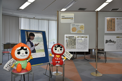 ポスターとキャラクターのぬいぐるみが置かれた展示の写真