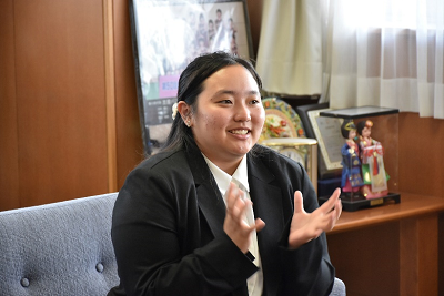 手を動かしながら話している女性の写真