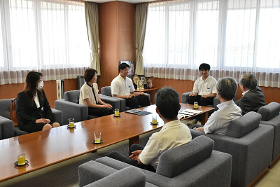 応接室で2名の生徒と5名の大人がテーブルを囲んで話している写真