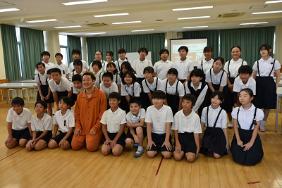 男性と児童達が並んでいる写真