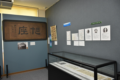 壁や背の低いショーケースに飾られた展示品の写真