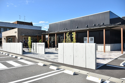 庇のついた陸屋根の建物の写真