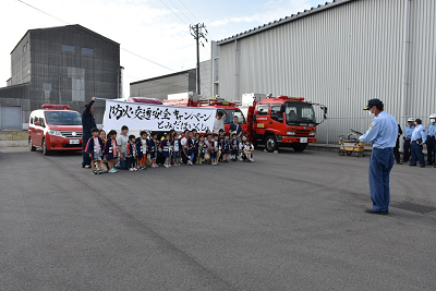 消防職員が子供たちと保護者達に話している写真