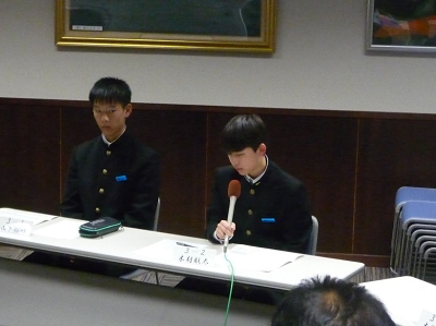 手元の資料を見ながら生徒がマイクを持って話している写真