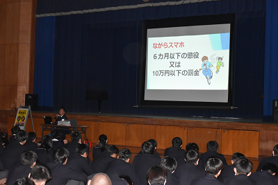 スクリーンのスライドを見る生徒達の写真