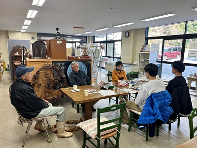 男女が椅子に座って談笑している写真