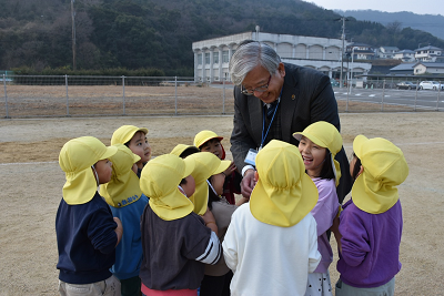 男性の周りに園児達が集まっている写真