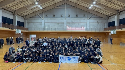 体育館に児童たちが集まっている写真