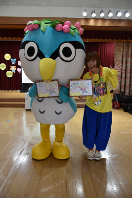 女性と鳥のキャラクターが手書きのイラストを持っている写真