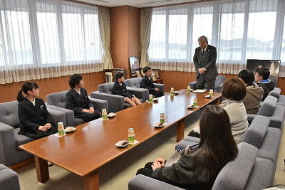 椅子に座った児童たちの前で話している男性の写真