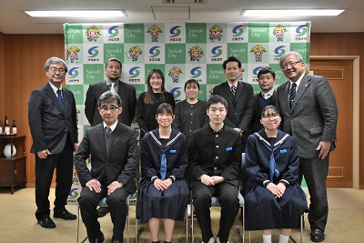 生徒たちと大人たちが2列に並んでいる写真