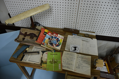 古い教科書やノートの置かれた机の写真