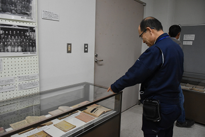 展示物を指さしている男性の写真