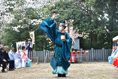 和装の男性が紙吹雪をまいている写真