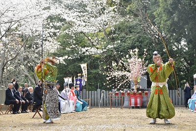 2人の和装の男性が弓を放っている写真