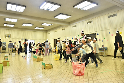 ウサギ耳をつけた子供たちがボールを投げている写真