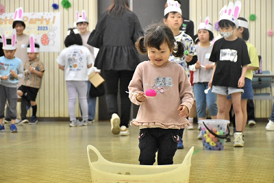 スプーンにボールを乗せて歩く少女の写真