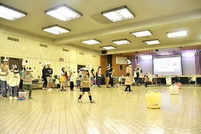 スプーンにボールを乗せてかごに向かって進む子供たちの写真