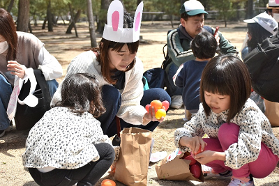 親子がしゃがんでボールを開けている写真
