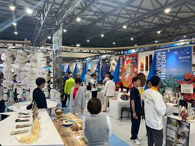 様々なポスターや出展品が展示されているコーナーの写真